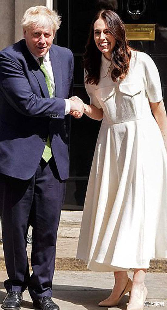 新西兰女总理见英国首相，努力挣脱大力握手，奶白裙撞衫凯特王妃
