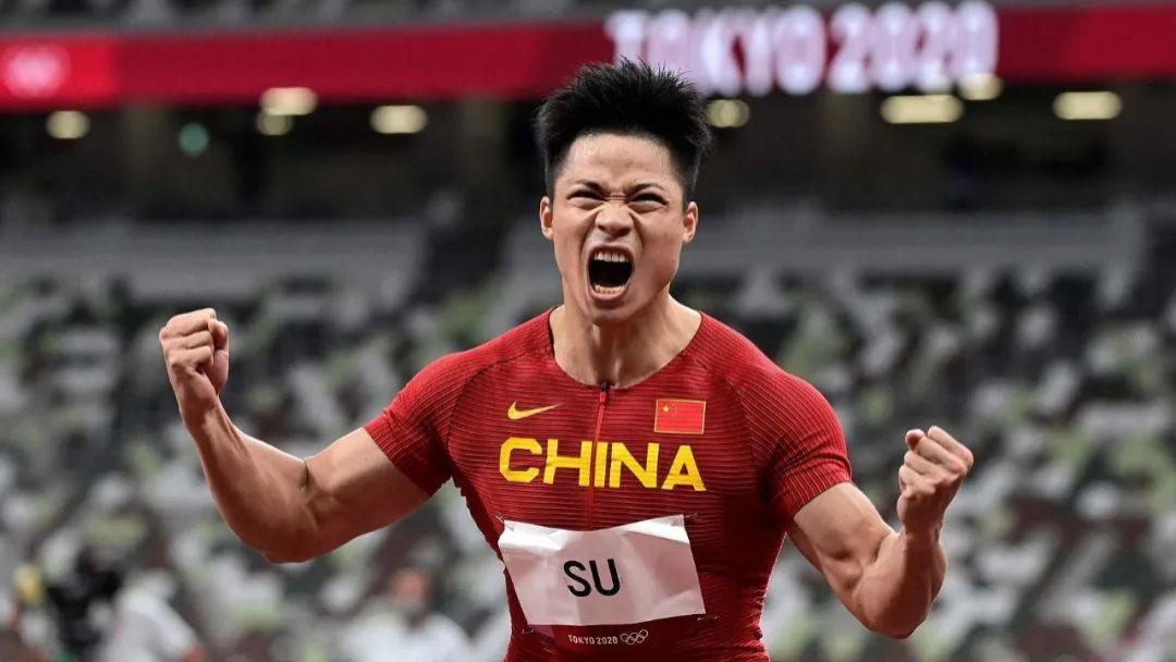 苏炳添|创造历史！苏炳添：不用借奖牌拍照了，中国队获得奥运奖牌！