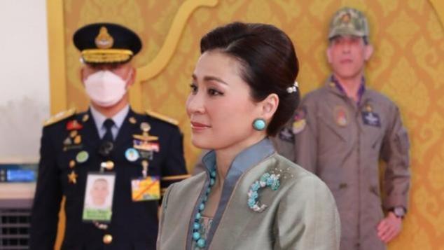 苏提达|?泰王送苏提达新珠宝，佩戴绿松石套装亮相，庆祝帝后结婚3周年