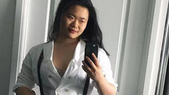 毕凌|毕福剑女儿毕凌晒自拍照，长相打扮撞脸小岳岳，网友热议不断