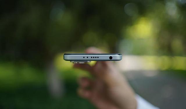 电池|官方降至1899元，天玑8100+护眼LCD屏+超大电池，还是奶盐白配色