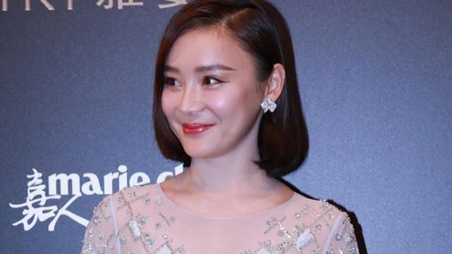 穿衣搭配 袁姗姗成熟了不少，薄纱裙穿得挺端庄，齐肩短发显出沉稳气质