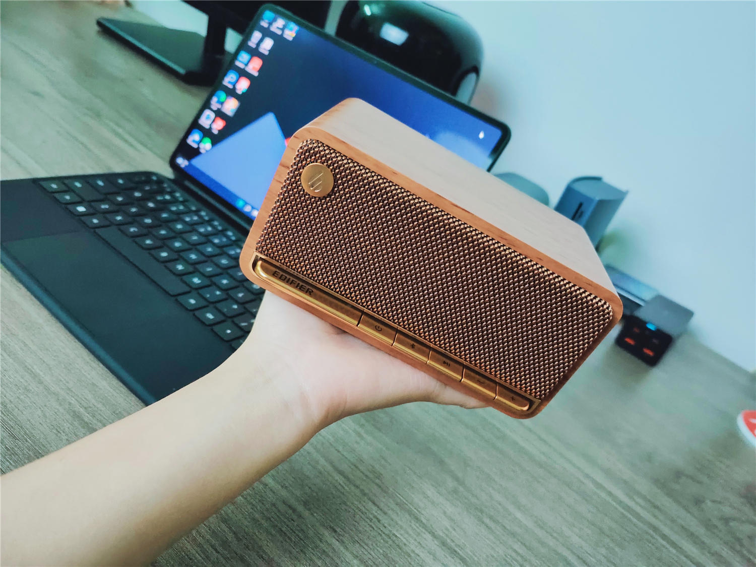 固态硬盘|美伦美唤|颇具辨识度的桌搭好物,漫步者蓝牙音响上手评测