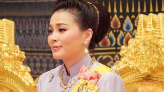 苏提达 苏提达设计出新发型，“花苞头”又美又仙，70岁泰王全程挪不开眼