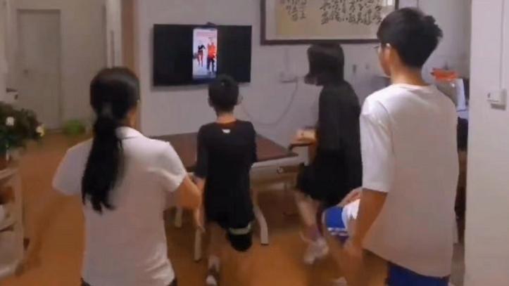 刘畊宏|孙卓化身“刘畊宏男孩”，全家一起跳操，卓爸也被“赶鸭子上架”
