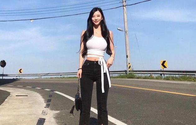 漫画|“真人版海贼女帝”,黄金身材比例太完美,宛如漫画中走出来的