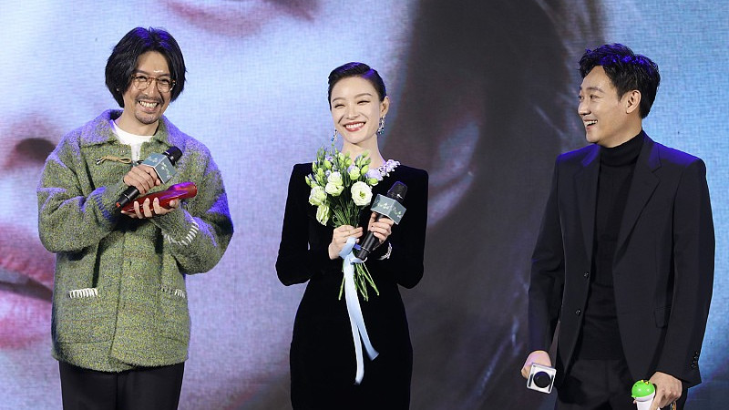 倪妮|倪妮太适合复古风的裙子了，明明造型偏老气，依旧美的迷人