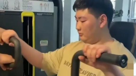 朱之文 朱小伟半个月减30斤，大衣哥奖励百万豪车一辆，网友：溺爱孩子
