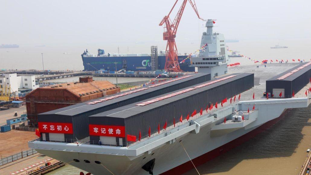 雷达安装完毕，脚手架也已经拆除，福建号甲板三个工棚为何纹丝不动