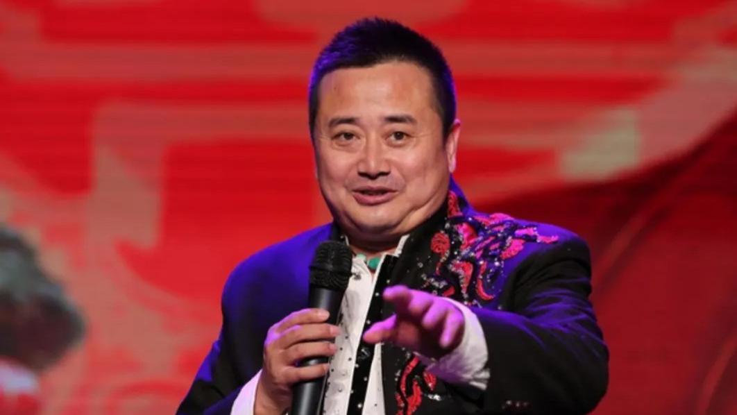 闫光明|赵本山徒弟闫光明，靠颜值出圈，凭借努力从小学文凭变成大学教授