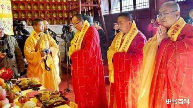 |释永信的袈裟多贵重？18K 纯金做配钩，上好翡翠造玉环，估价16万