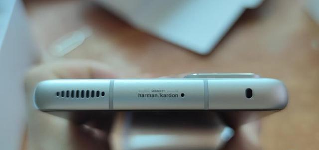 |小米12S莱卡光学镜头，非常好的手感，小屏幕爱好者可入