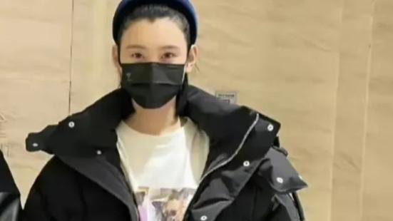 人世间|奚梦瑶大热天穿棉服现身妇产科，素颜出镜，双手捂肚慢慢走出门！