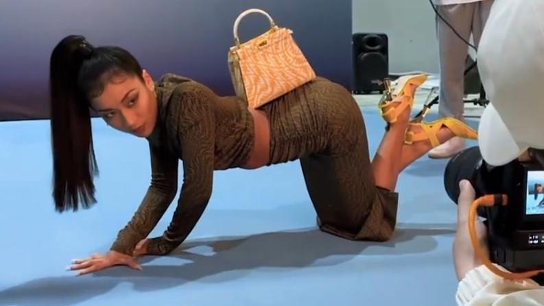 吉克隽逸|吉克隽逸片场工作照曝光，穿露脐装跪在地上拍照，被指掉价了