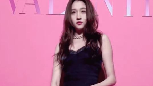 刘威|关晓彤活动造型在线！秒变御姐好酷飒，生图怼脸拍照样抗打