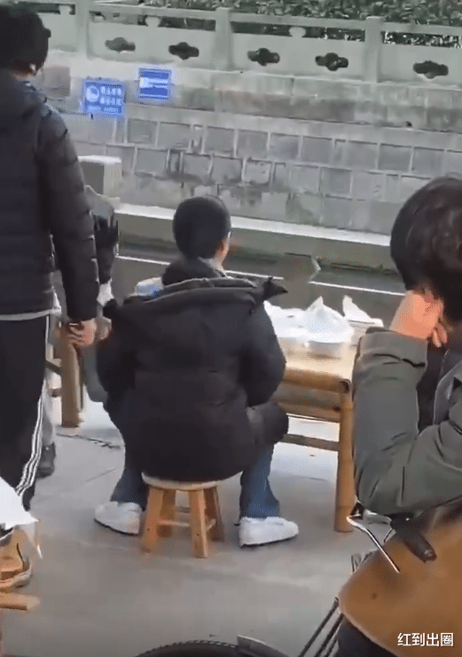 赵丽颖拍戏最新路透曝光 坐小板凳在路边吃饭 和男演员相处融洽