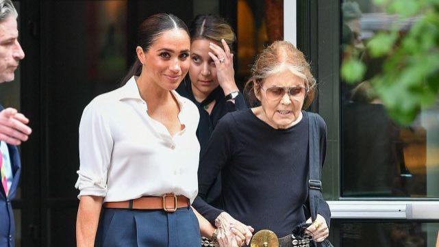 欧美明星|梅根牵手“女性人物”亮相，眼神不断地寻找镜头，含胸驼背显滑稽