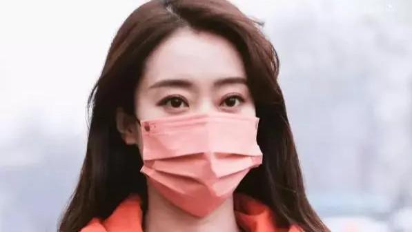 春晚|春晚二次联排：张小斐美目顾盼，邓超比心暖人，吉克隽逸红裙吸睛