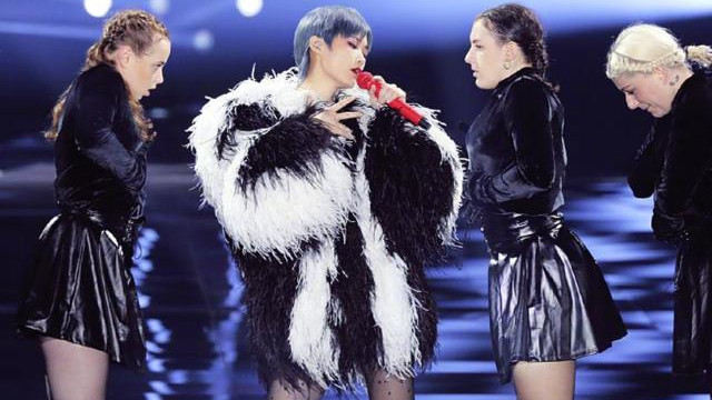 李宇春|李宇春的女人味终于展示出来了，穿上丝袜后，真挺有韵味的