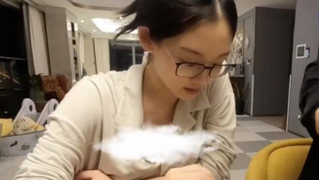 苗苗|郑恺老婆苗苗为女儿做辅食，一岁半小酸奶说话清楚自己吃饭，好乖