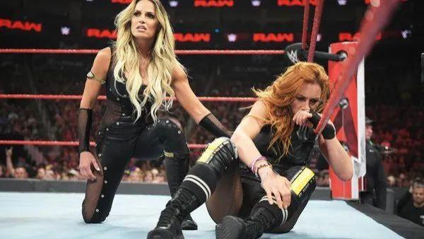 wwe|WWE现任冠军与脱口秀明星被扇蒙！掌掴之日？一日被扇两巴掌！