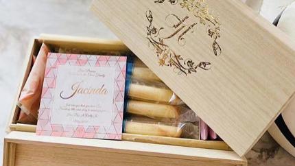 张碧晨|周杰伦夫妇为小女儿庆满月，昆凌开心晒礼盒，首曝光小公主英文名