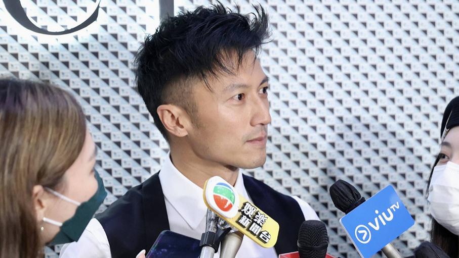 谢霆锋|谢霆锋生图王者，复古绣花裤，眼角的疤痕抢镜，和郭富城久违同框