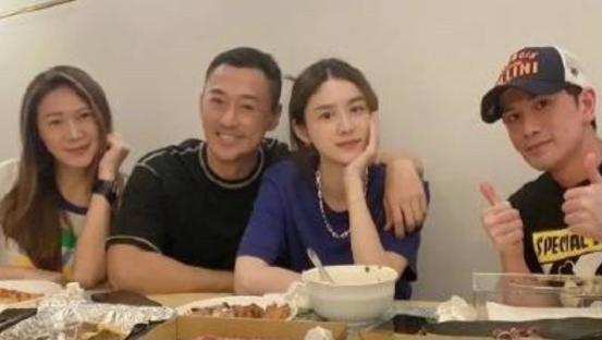 林峰|林峯携娇妻忙聚餐，与女友人贴身合影，却被质疑亲密接触有些不妥