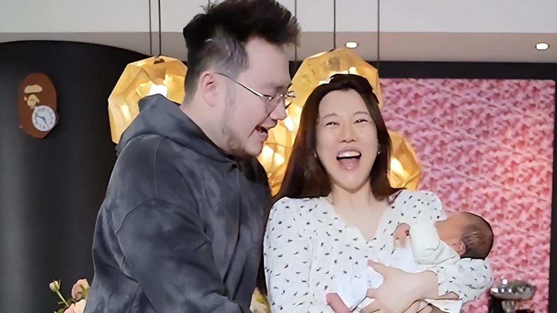 巴图|恭喜！巴图官宣二胎得子，与大七岁妻子同框出镜面露幸福