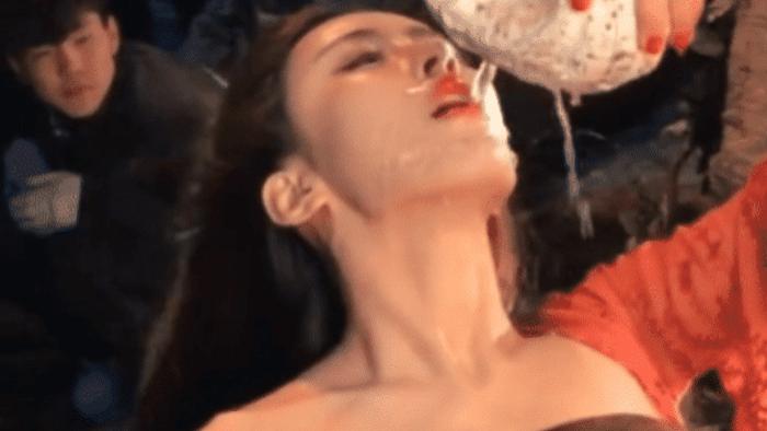 演绎|女演员入戏太深，加上灯光氛围，已经分不清现实和演戏了！