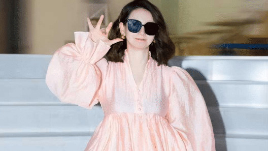 戚薇|戚薇怀二胎后首次露面，戴墨镜出门胖成李湘，因孩子错失浪姐3