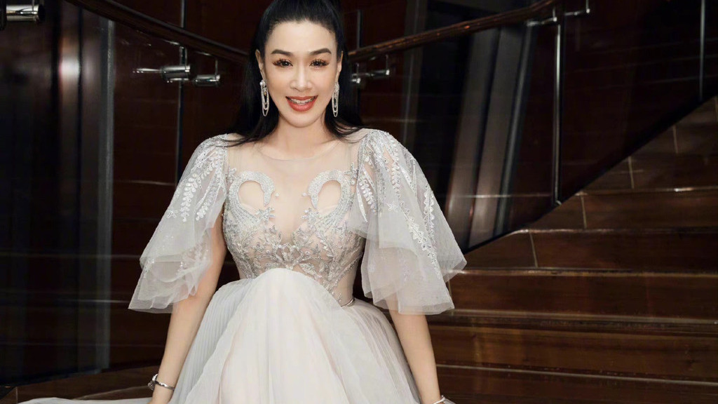 钟丽缇|钟丽缇51岁重现《食神》嫩妹经典画面，被狠酸：承认老不行吗？