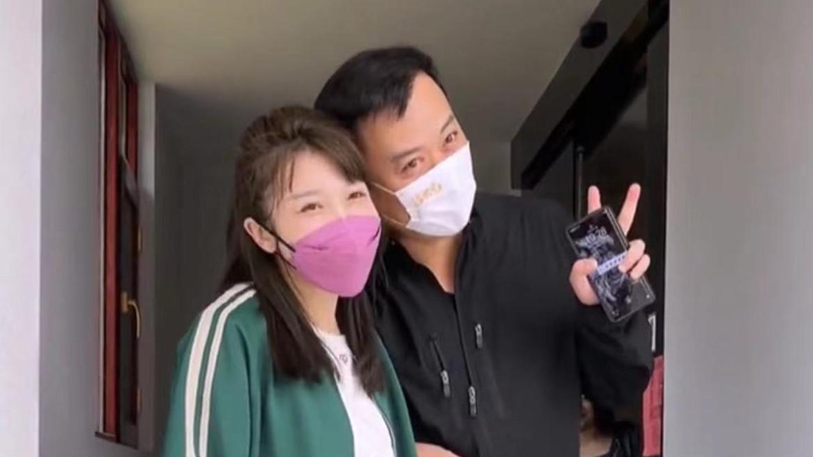 张琰琰|黄海冰张棪琰当众挽手头贴头，被指亲密超安全距离，两人都有家室