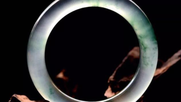 翡翠手镯|为何2万买的翡翠手镯，有人说值5万，有人却说只值5千？