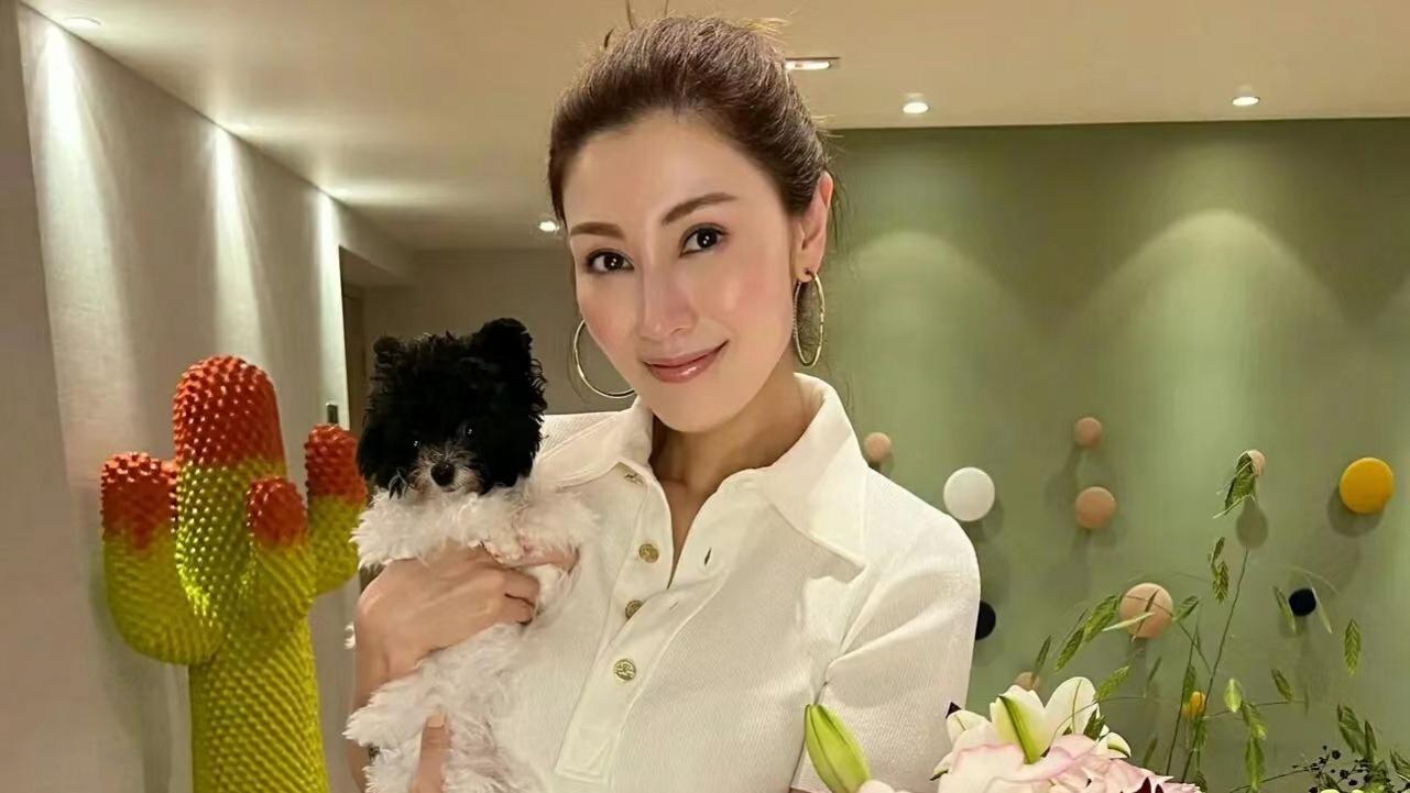 李嘉欣|52岁李嘉欣晒庆生照，皮肤白皙脸部肌肉紧致，网友大赞“逆生长”