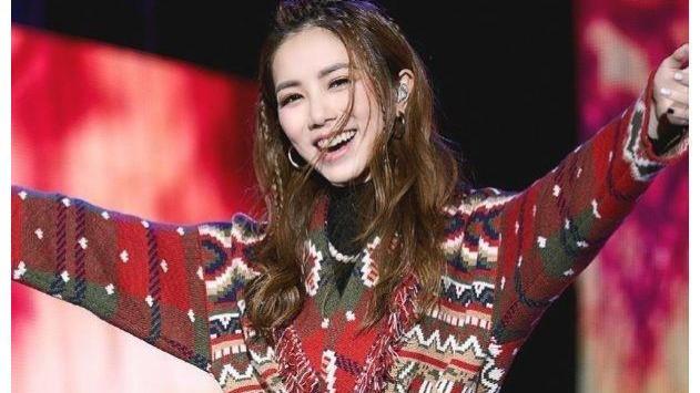 邓紫棋|邓紫棋为证明自己腿瘦，直接把旗袍开叉到腰间，网友：这胯是被天使吻过吗？