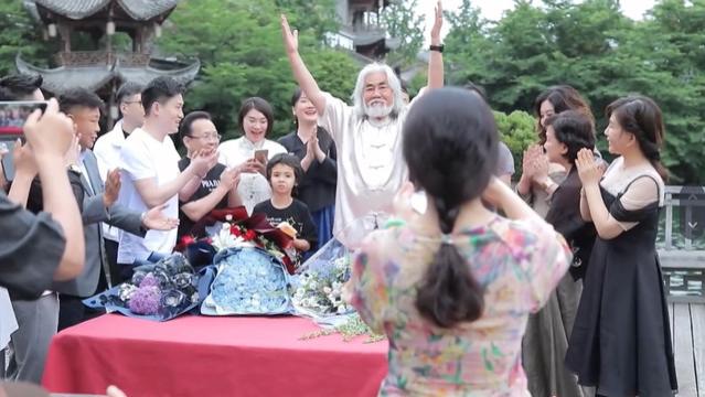 张纪中|71岁张纪中庆生现场隆重！老婆全身珠宝超贵气，豪宅超大堪比公园