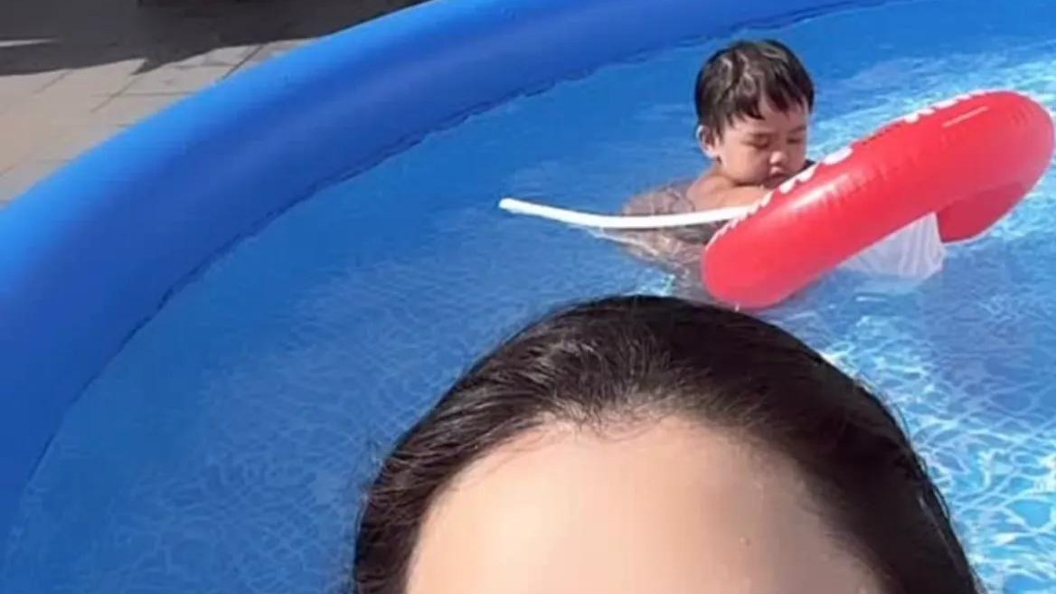 张柏芝|张柏芝晒和儿子游泳动态，3岁小王子正脸曝光，脸蛋肉嘟嘟萌态足