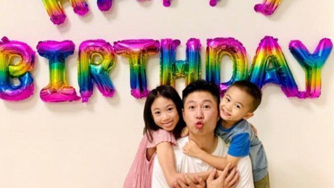 奥莉|8岁奥莉长大了！婴儿肥变小美女，紧搂爸爸合影场面温馨