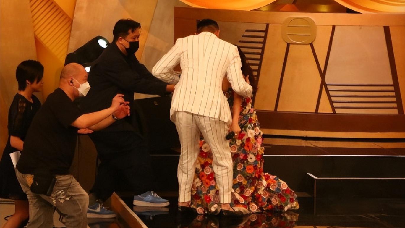 TVB|众星出席TVB节目巡礼，唐诗咏穿吊带裙意外跌倒，林峯堂妹站C位