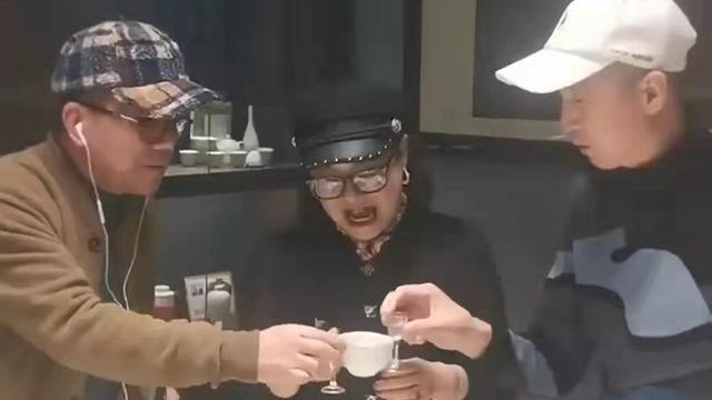 杨议|杨议跟韩兆再次聚会，两个人头上的帽子，格外抢眼