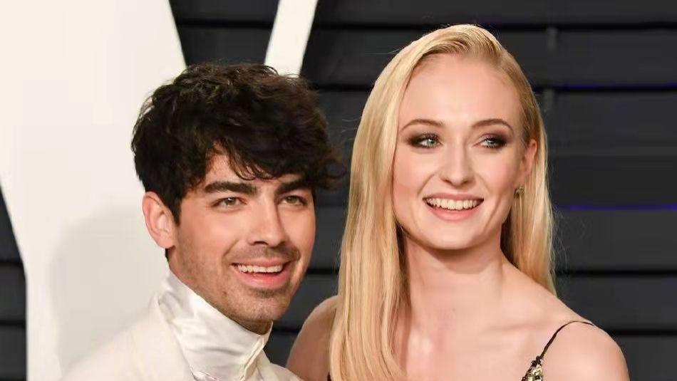 索菲·特纳|权游三傻挺孕肚出门，26岁的她都怀二胎了，外表憔悴引网友热议