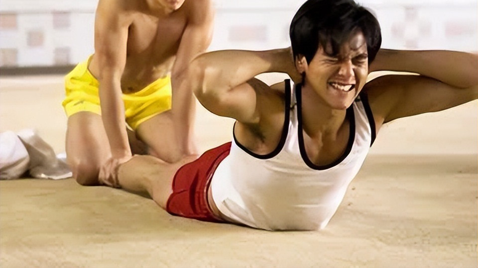 彭于晏|彭于晏外出看展，男神这次收拾了一下，网友：这穿搭不拘一格