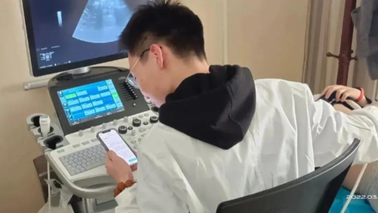 医学生|医学生工作时手机不敢离手，遇到困难就百度，内容却让人细思极恐