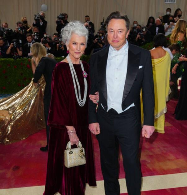 伊隆·马斯克|比世界首富马斯克更传奇的人物——是他妈