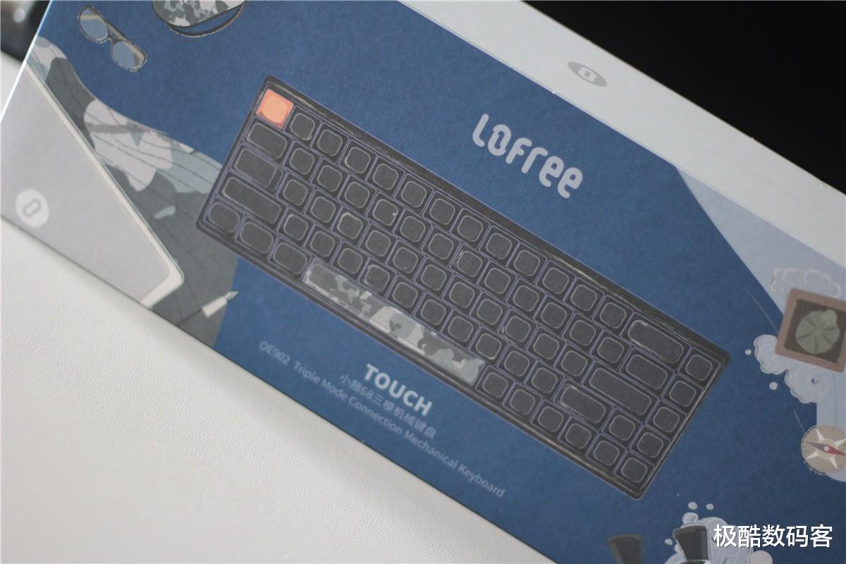华为荣耀|轻巧便携复古设计,游戏办公两不误,洛斐小翘68三模机械键盘测评