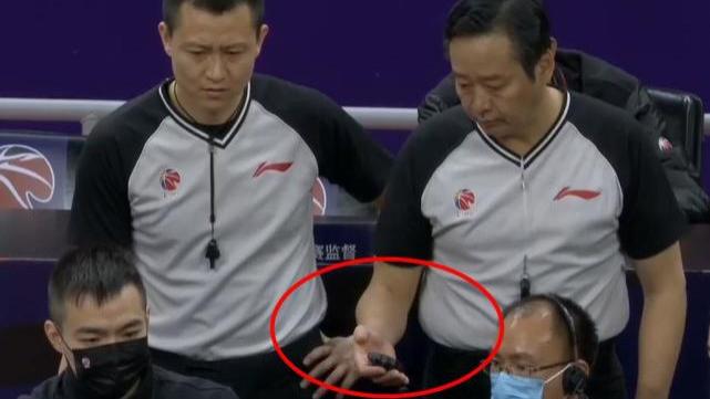 易建联|业余！CBA裁判手动计时结束比赛，把易建联和阿的江逗笑了！