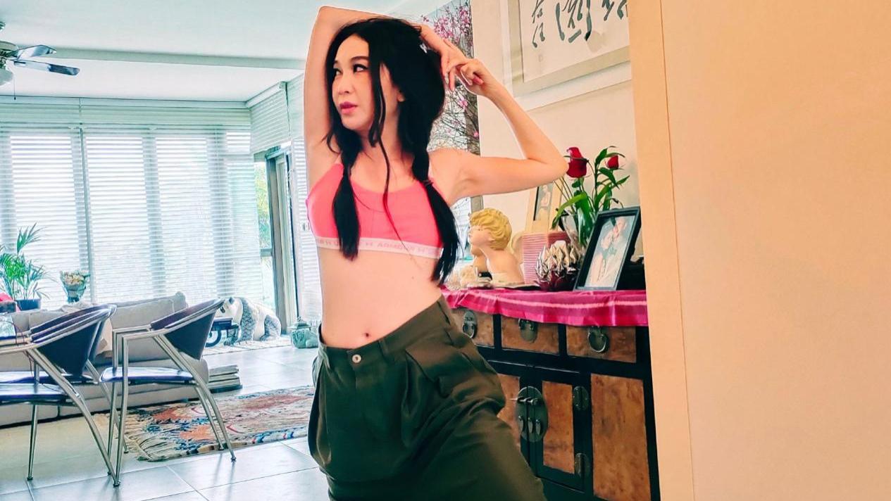 童瑶|56岁温碧霞有多自律，零下温度穿背心西装裤客厅健身，排骨胸抢镜