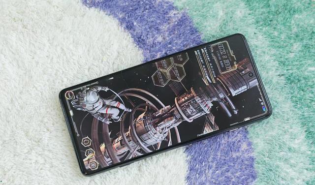 跑分|106万+跑分,顶级4nm+120W+144Hz柔性直屏,1亿主摄坐镇