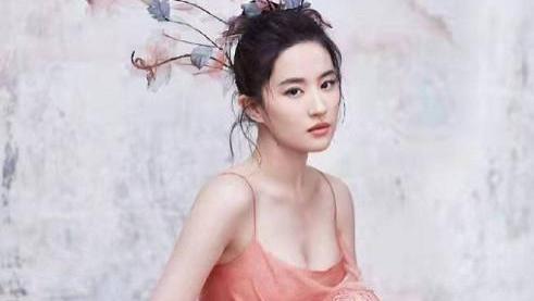 刘亦菲|刘亦菲坐高铁被偶遇，超大钻戒抢镜，险些被粉丝搭讪